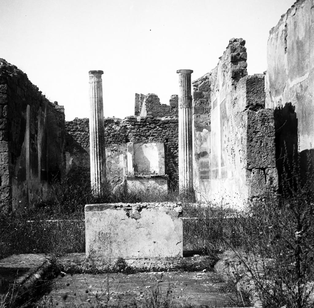 VI.7.20 Pompeii. W.1232.  Looking west across impluvium in atrium, tablinum and pseudo-peristyle.
Photo by Tatiana Warscher. Photo © Deutsches Archäologisches Institut, Abteilung Rom, Arkiv.