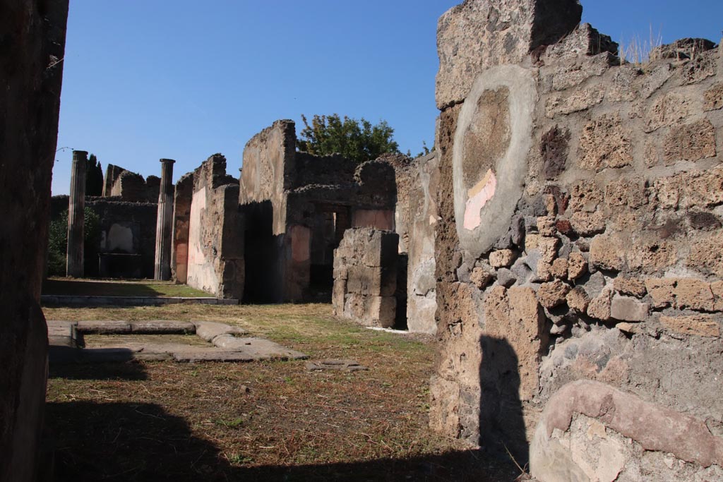 VI.7.20 Pompeii. October 2022. Looking north-west across atrium from entrance doorway. Photo courtesy of Klaus Heese.