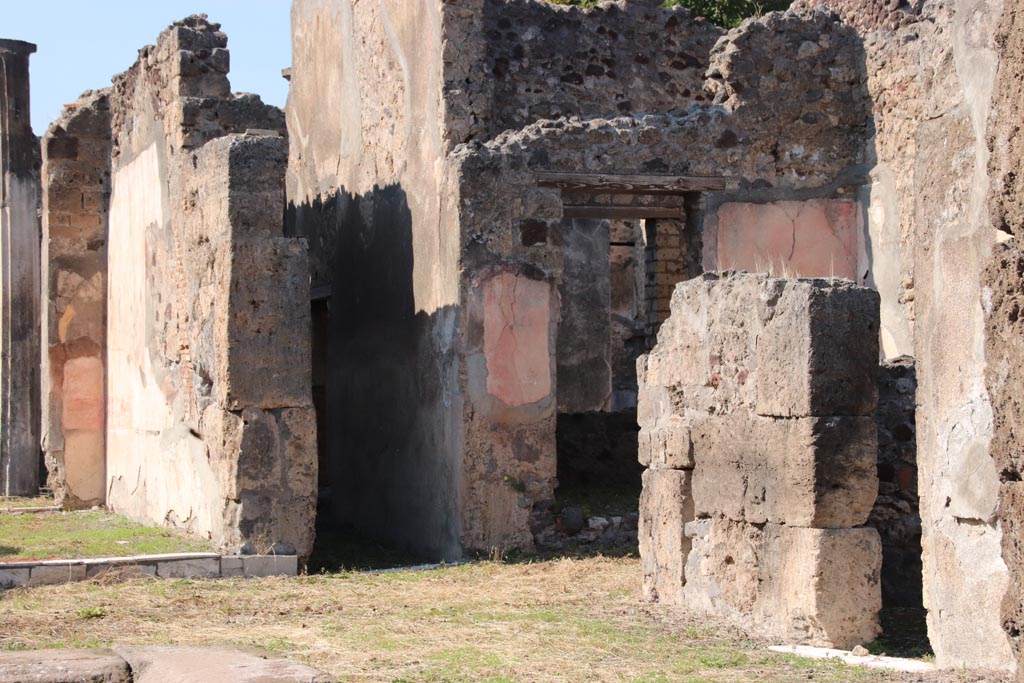 VI.7.20 Pompeii. October 2022. 
North-west corner of atrium, with doorway to corridor to rear, and north ala, in centre. Photo courtesy of Klaus Heese.