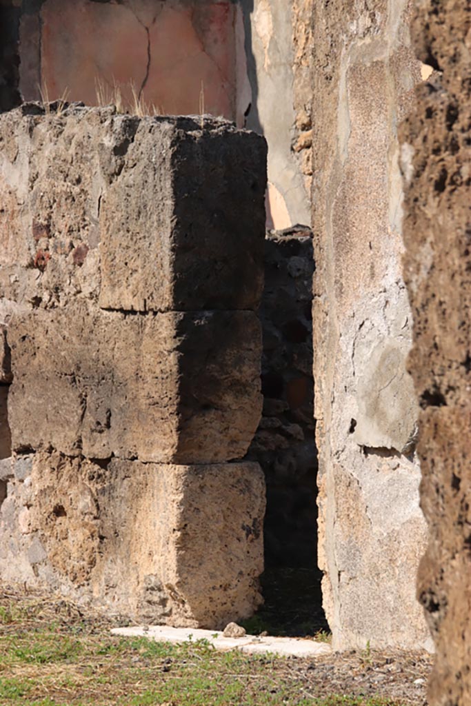 VI.7.20 Pompeii. October 2022. 
North wall of atrium, with doorway through to atrium of VI.7.21. Photo courtesy of Klaus Heese