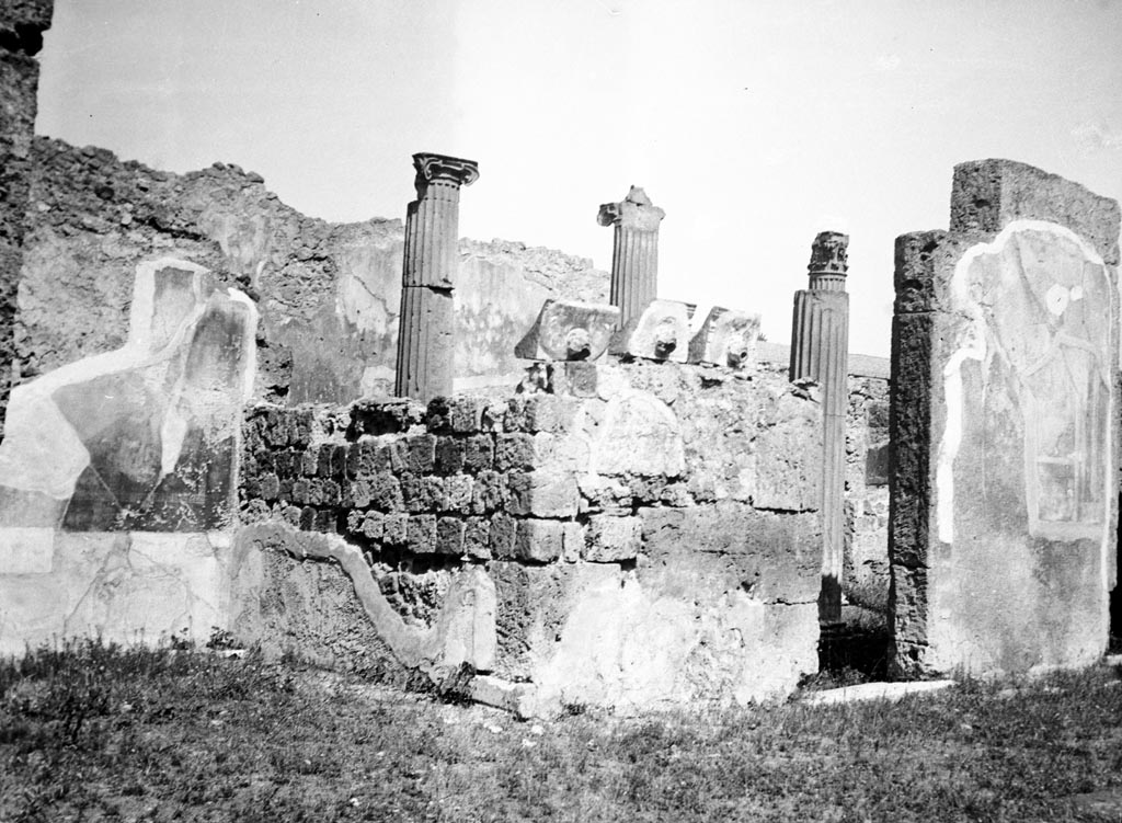 VI.7.20 Pompeii. W.1220.  Ala on north side of atrium, on left, and north wall of atrium, on right.
Photo by Tatiana Warscher. Photo © Deutsches Archäologisches Institut, Abteilung Rom, Arkiv.