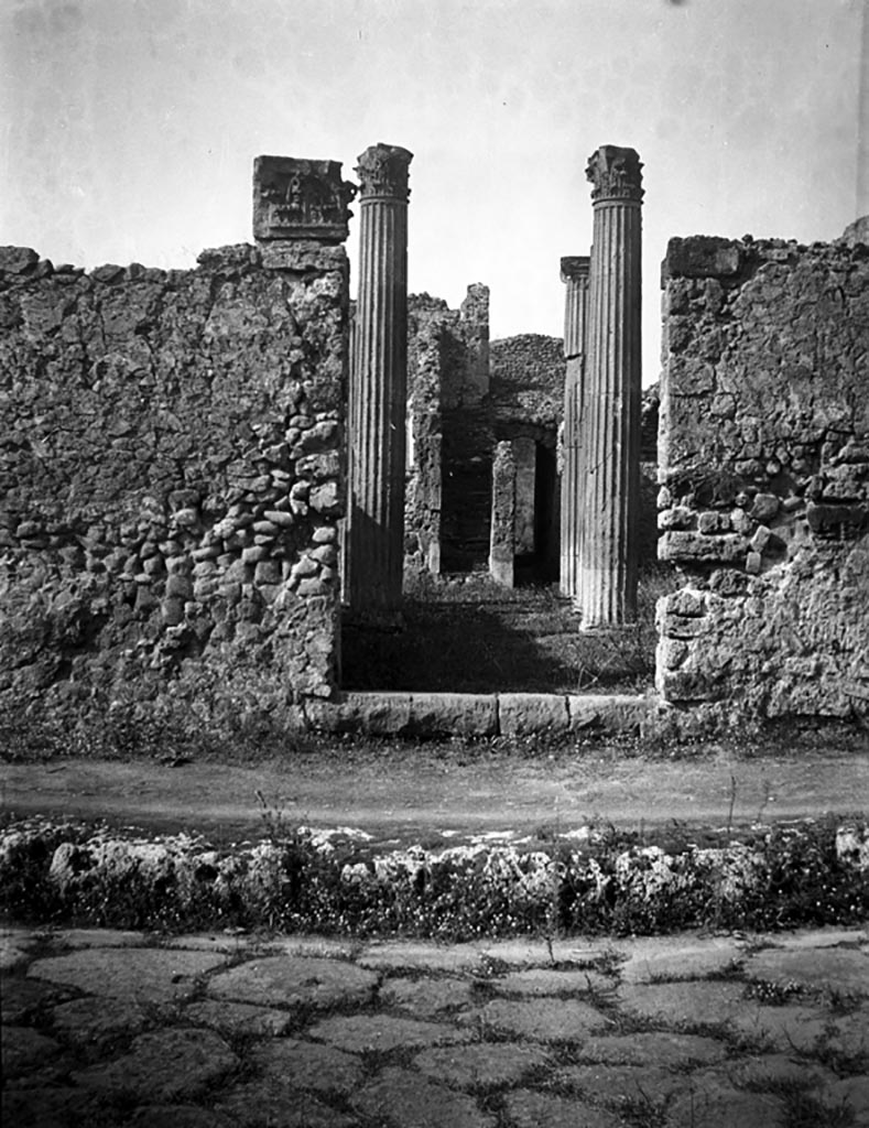 VI.7.21 Pompeii. W.1216. Entrance doorway with capital on south side.
Photo by Tatiana Warscher. Photo © Deutsches Archäologisches Institut, Abteilung Rom, Arkiv.