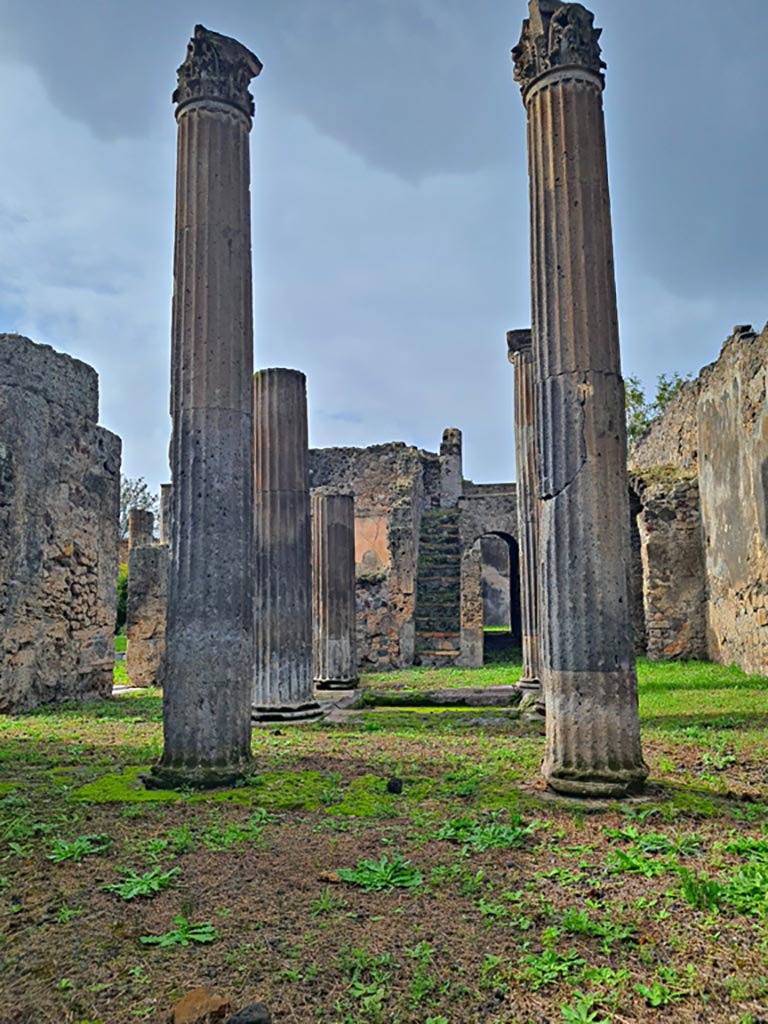 VI.7.21 Pompeii. November 2023. Looking west from entrance doorway. Photo courtesy of Giuseppe Ciaramella.
