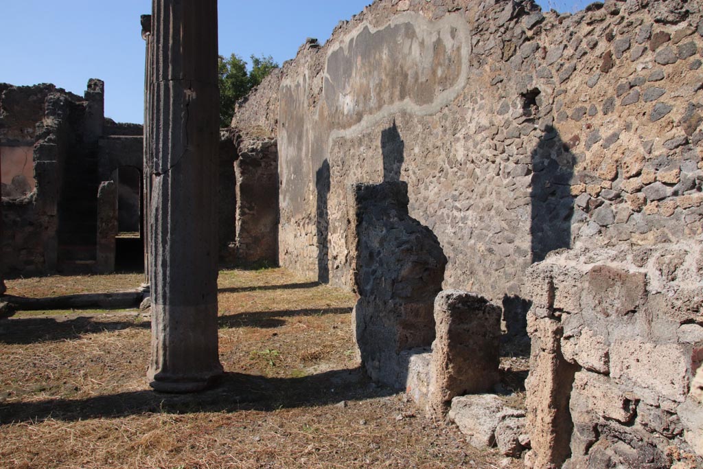 VI.7.21 Pompeii. October 2022. Looking west across north side of atrium. Photo courtesy of Klaus Heese.