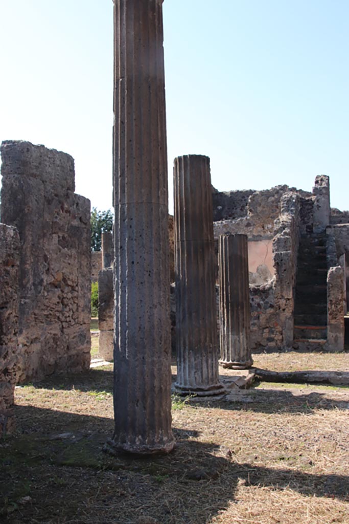 VI.7.21 Pompeii. October 2022. 
Looking west along south side of atrium. Photo courtesy of Klaus Heese.