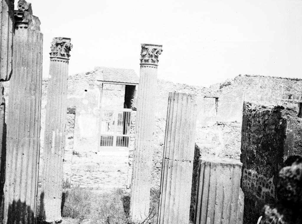 VI.7.21 Pompeii. W.1215. Looking east across atrium towards entrance doorway, across Via di Mercurio to doorway to VI.9.2.
Photo by Tatiana Warscher. Photo © Deutsches Archäologisches Institut, Abteilung Rom, Arkiv.