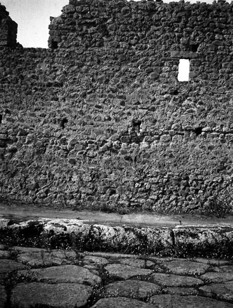 231390 Bestand-D-DAI-ROM-W.1248.jpg
VI.7.22 Pompeii. W 1248. Exterior wall façade on Via Mercurio, on north side of doorway.
Photo by Tatiana Warscher. With kind permission of DAI Rome, whose copyright it remains. 
See http://arachne.uni-koeln.de/item/marbilderbestand/231390