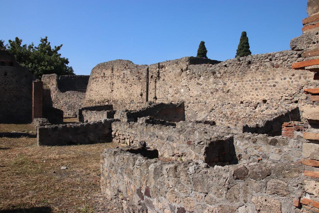 VI.7.22 Pompeii. October 2022. Looking west along north side, from entrance doorway. Photo courtesy of Klaus Heese.