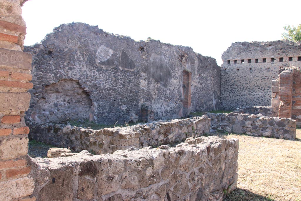 VI.7.22 Pompeii. October 2022. Looking west along south side towards south-west corner. Photo courtesy of Klaus Heese.