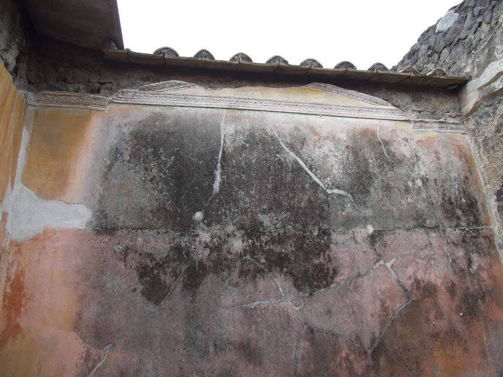 VI.7.23 Pompeii. December 2006. Decorative wall plaster in cubiculum to north of tablinum,