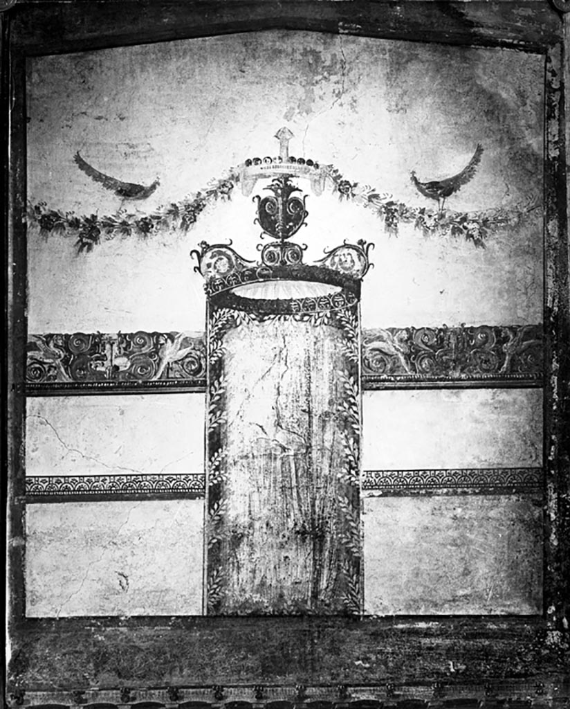 VI.7.23 Pompeii. W.57. 
Drawing of upper west end of south wall of tablinum showing architectural decoration and garlands with peacocks.
Photo by Tatiana Warscher. Photo © Deutsches Archäologisches Institut, Abteilung Rom, Arkiv.