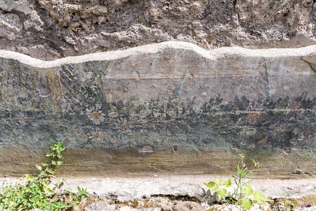 VI.7.23 Pompeii. July 2021. 
Remains of painted trellis and flower garland from south wall of courtyard, behind fountain. Photo courtesy of Johannes Eber.