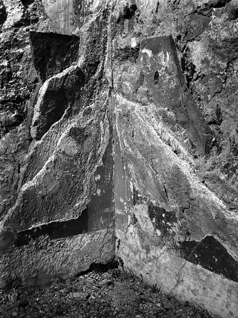 VI.7.23 Pompeii.  W.1171. North-west corner with remains of wall plaster and its layers of decoration.
On the north wall, on right, the tegulae mammatae had been fixed with nails. 
The plinth was green, and the dado was red.
See Bragantini, de Vos, Badoni, 1983. Pitture e Pavimenti di Pompei, Parte 2. Rome: ICCD. (p.161)
Photo by Tatiana Warscher. Photo © Deutsches Archäologisches Institut, Abteilung Rom, Arkiv.