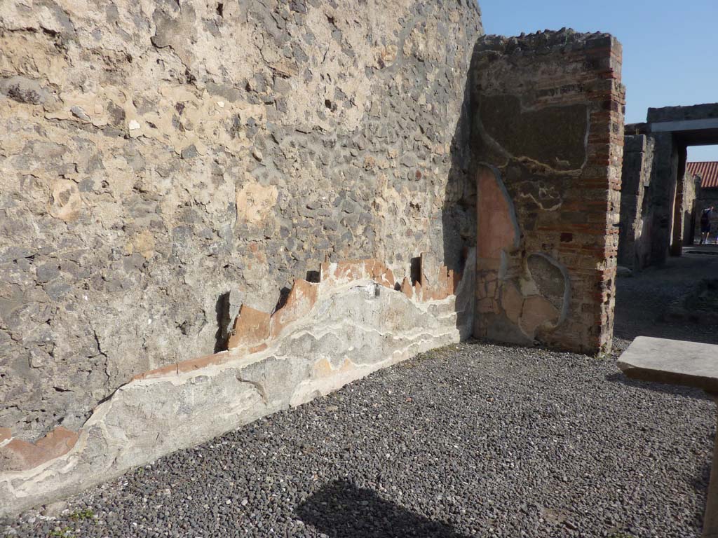 VI.7.23 Pompeii. October 2014. Looking east along north wall of triclinium.
Foto Annette Haug, ERC Grant 681269 DÉCOR.
