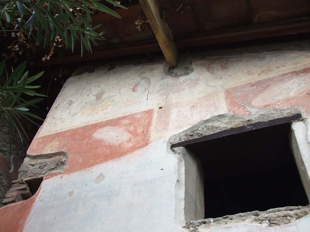 VI.7.23 Pompeii. December 2006. Detail from outside wall of bedroom in north-west corner of garden.
In the red band are a series of shields that appear to be trophies.
See Catalogue, 1989. Italienische Reise: Pompejanische Bilder in den deutschen archäologischen Sammlungen. Napoli: Bibliopolis.  (p. 130, fig. 18).