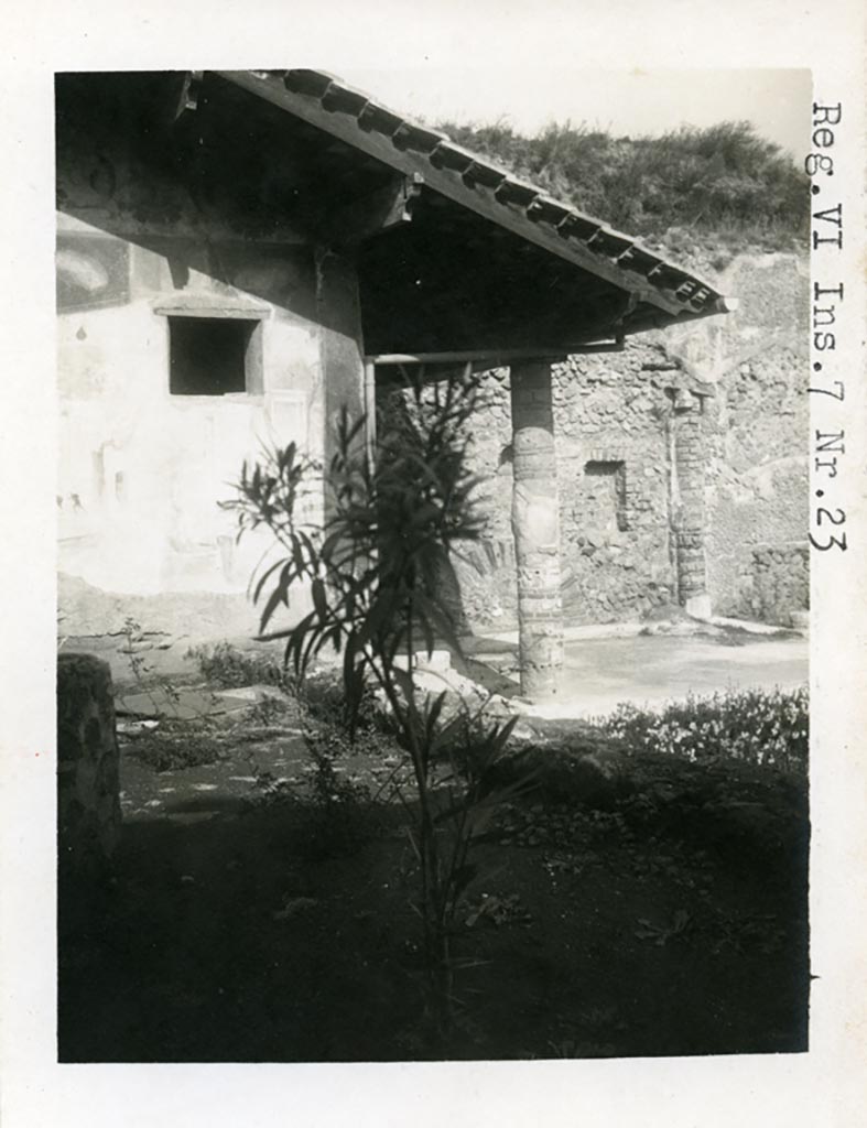 VI.7.23 Pompeii. Pre-1937-39. 
Looking north towards window of cubiculum and summer triclinium, with the three niches.
Photo courtesy of American Academy in Rome, Photographic Archive. Warsher collection no. 422.