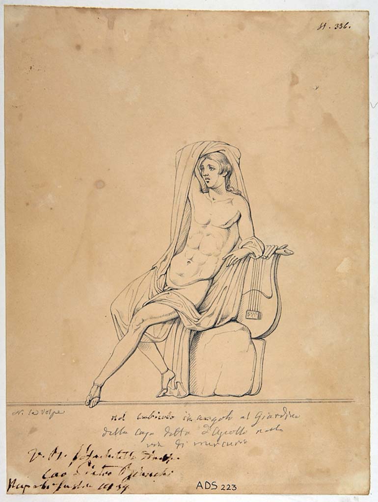 VI.7.23 Pompeii. Pen and ink drawing by N. La Volpe of seated Apollo from south wall of cubiculum. 
Now in Naples Archaeological Museum. Inventory number ADS 223.
Photo © ICCD. http://www.catalogo.beniculturali.it
Utilizzabili alle condizioni della licenza Attribuzione - Non commerciale - Condividi allo stesso modo 2.5 Italia (CC BY-NC-SA 2.5 IT)