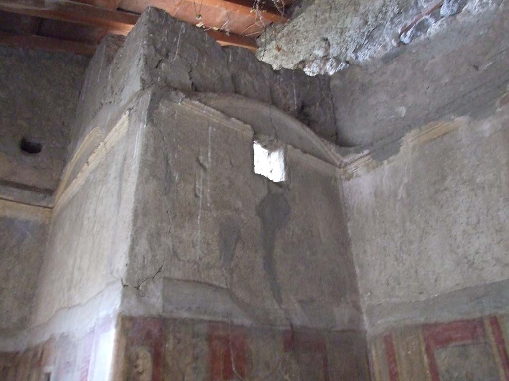 VI.7.23 Pompeii. December 2006. Cubiculum. 
West alcove, upper south wall. Plasterwork and white upper layer were probably never completed.