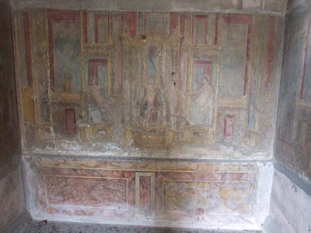 VI.7.23 Pompeii. December 2006. Cubiculum. West alcove, west wall.
According to E. Winsor Leach this is a scene with Apollo in the throne room of the palace of the sun.