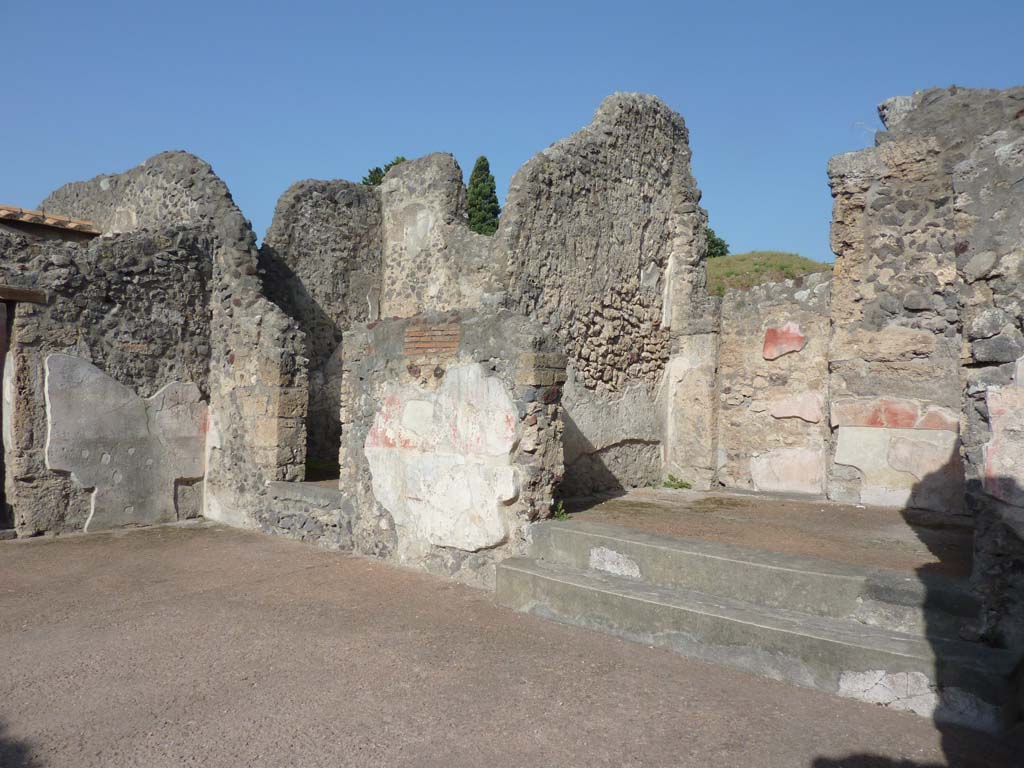 VI.7.23 Pompeii. October 2014. Looking west along north side of atrium.
Foto Annette Haug, ERC Grant 681269 DÉCOR.