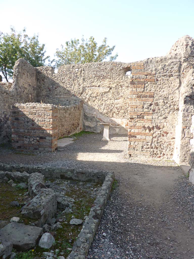 VI.7.23 Pompeii. October 2014. 
Looking west across corner of site of fountain towards doorway to storeroom and to triclinium, on right with table.
Foto Annette Haug, ERC Grant 681269 DÉCOR.