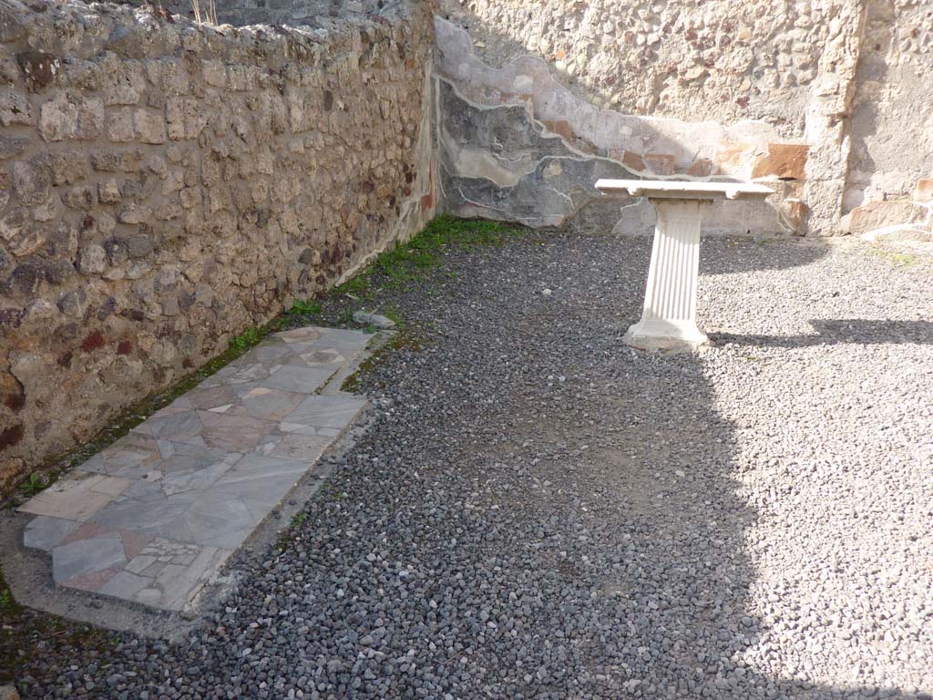 VI.7.23 Pompeii. October 2014. Looking west across triclinium with opus sectile flooring, on left, and marble table.
Foto Annette Haug, ERC Grant 681269 DÉCOR.
