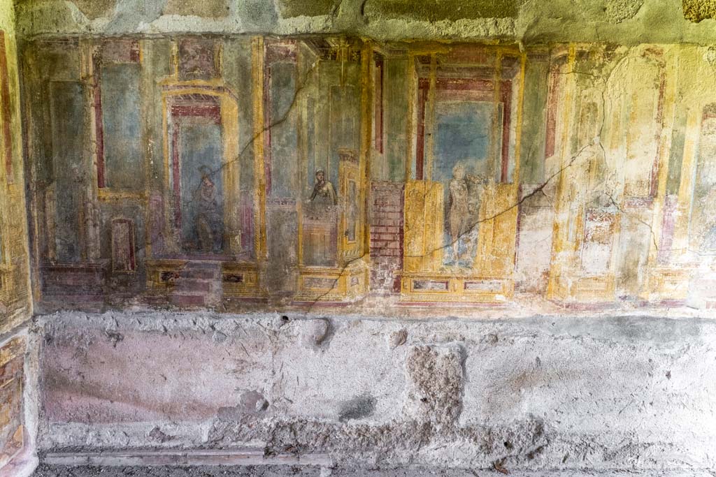 VI.7.23 Pompeii. July 2021. Looking towards north wall of cubiculum. Photo courtesy of Johannes Eber
On the wall are paintings of Athena briefly playing the double flute, Apollo with cithara and Marsyas with fawn-skin holding in his hand the double flute now thrown away by Athena.