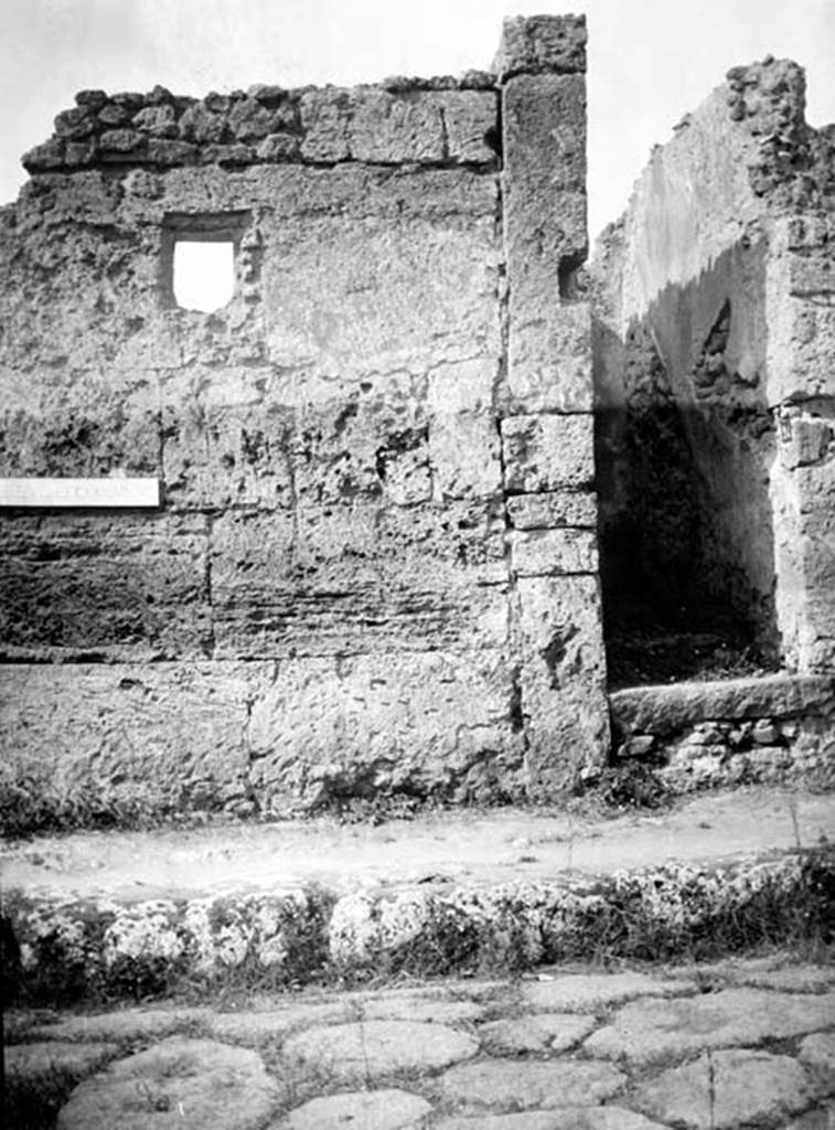 231127 Bestand-D-DAI-ROM-W.1253.jpg
VI.7.24 Pompeii. W.1253. Façade and doorway on Via Mercurio. The wall is to the south of the doorway. In the plaster on the north wall of the entrance doorway, the outline of the line of the stairs can be seen. 
Photo by Tatiana Warscher. With kind permission of DAI Rome, whose copyright it remains. 
See http://arachne.uni-koeln.de/item/marbilderbestand/231127
