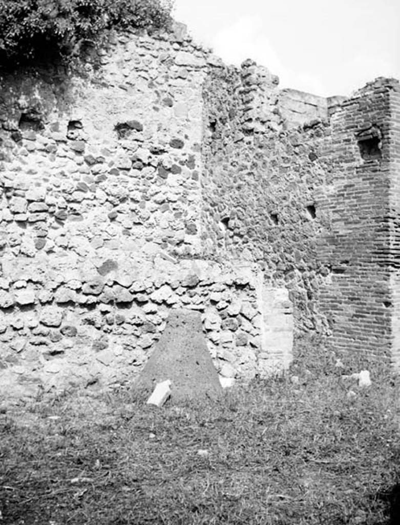231623 Bestand-D-DAI-ROM-W.1259.jpg
VI.7.26 Pompeii. W.1259. Looking towards north-east corner.
Photo by Tatiana Warscher. With kind permission of DAI Rome, whose copyright it remains. 
See http://arachne.uni-koeln.de/item/marbilderbestand/231623