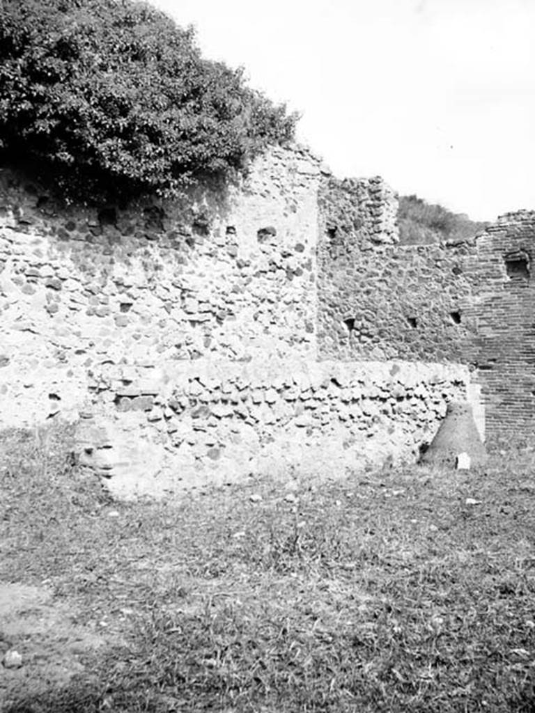 230953 Bestand-D-DAI-ROM-W.1258.jpg
VI.7.26 Pompeii. W.1258. Looking towards north-east corner.
Photo by Tatiana Warscher. With kind permission of DAI Rome, whose copyright it remains. 
See http://arachne.uni-koeln.de/item/marbilderbestand/230953