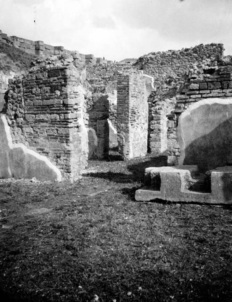 231759 Bestand-D-DAI-ROM-W.639.jpg
VI.9.1 Pompeii. W639. Looking across room 2, the atrium, towards north-east side of house.
In the centre is a walkway, room 4, with a doorway into the south side of room 11, large triclinium. Photo by Tatiana Warscher. With kind permission of DAI Rome, whose copyright it remains. See http://arachne.uni-koeln.de/item/marbilderbestand/231759  
According to Warscher, this doorway from the atrium led to the walkway of the xystus (her room “X”) See Warscher, T, 1938: Codex Topographicus Pompejanus, Regio VI, insula 9: Pars prima, (no.19), Rome, DAIR.