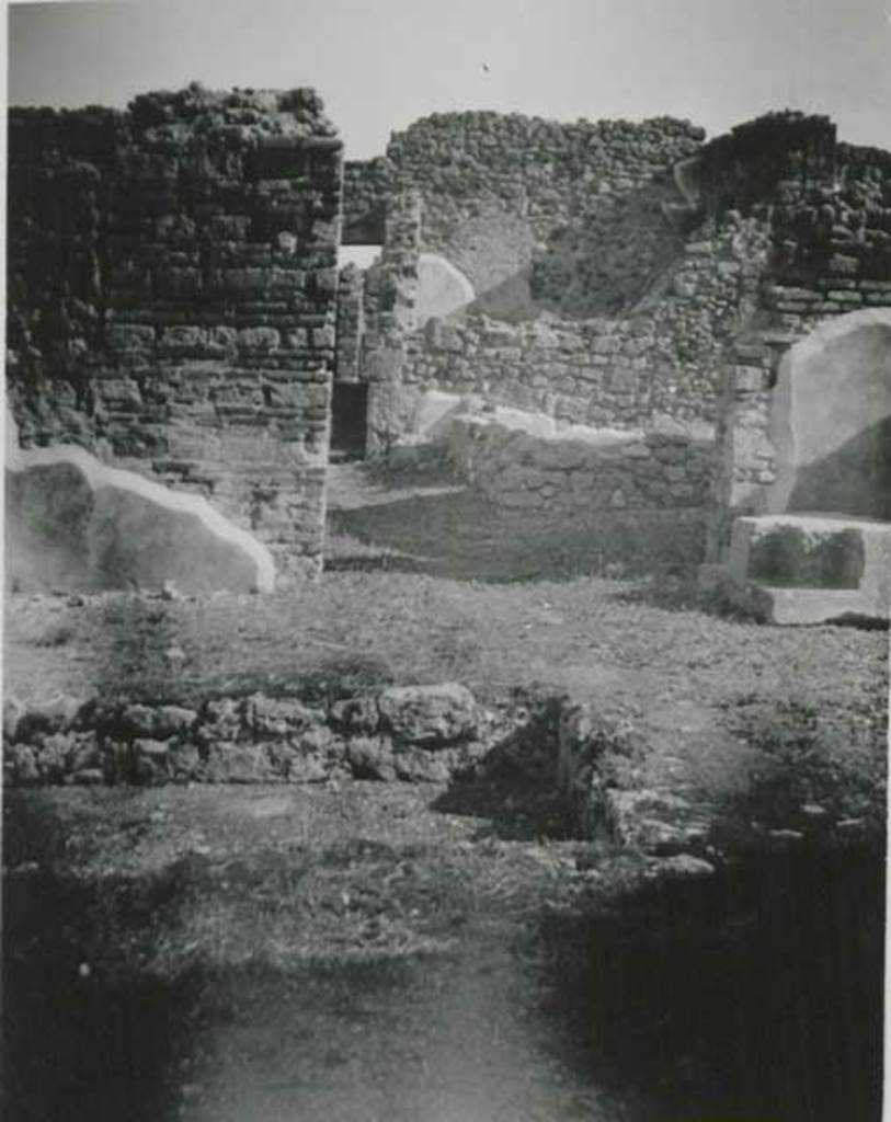 VI.9.1 Pompeii. 1938 photograph taken by Tatiana Warscher. Looking east across impluvium in atrium towards doorway into walkway of xystus (garden area).
See Warscher, T, 1938: Codex Topographicus Pompejanus, Regio VI, insula 9: Pars prima, (no.12), Rome, DAIR, whose copyright it remains.