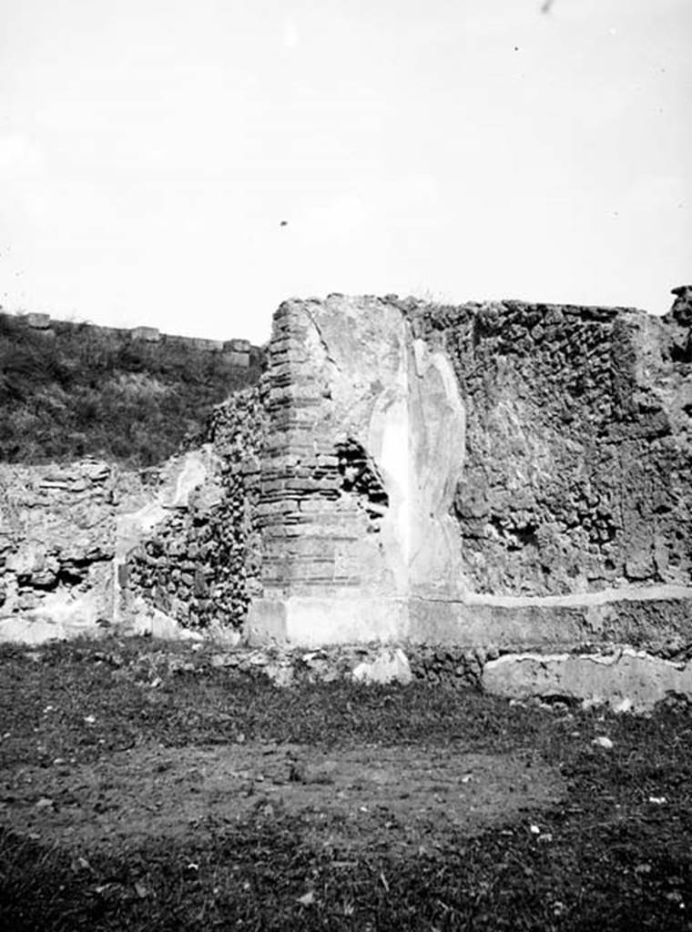 231234 Bestand-D-DAI-ROM-W.655.jpg
6.9.1 Pompeii. W655. Looking towards north-east corner of garden area 18.
Photo by Tatiana Warscher. With kind permission of DAI Rome, whose copyright it remains. 
See http://arachne.uni-koeln.de/item/marbilderbestand/231234 
According to Warscher, this showed the east wall of the xystus.
See Warscher, T, 1938: Codex Topographicus Pompejanus, Regio VI, insula 9: Pars prima, (no.22), DAIR, Rome.