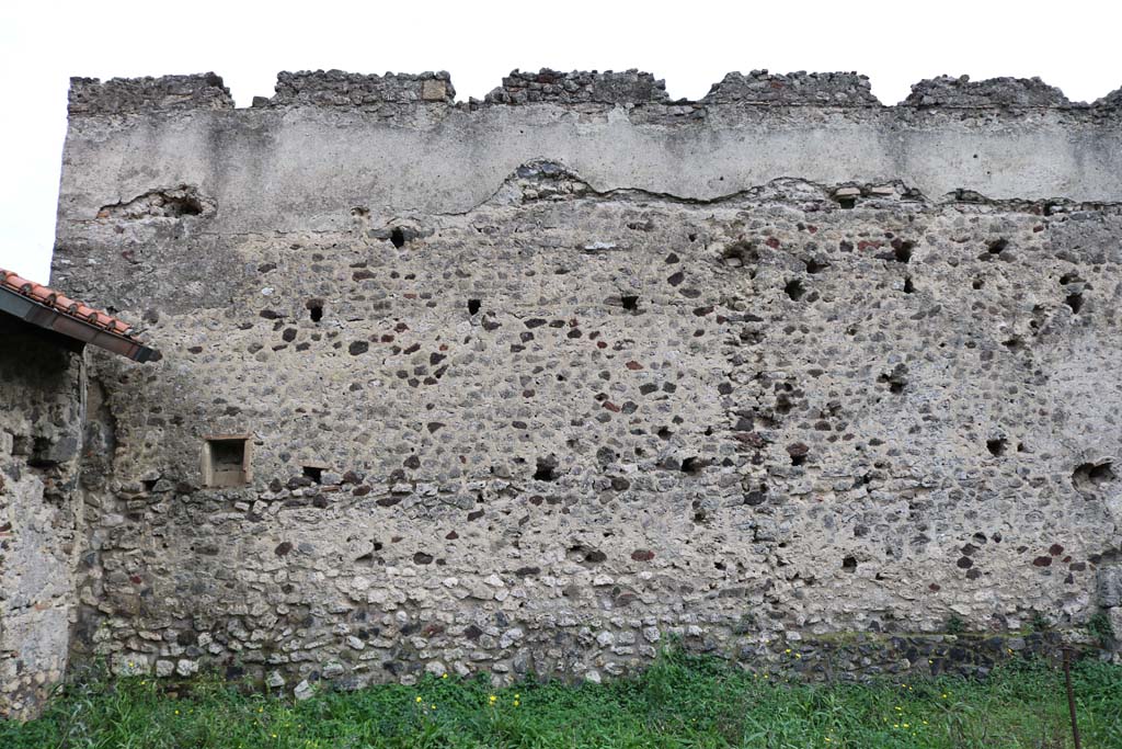 VI.9.1, Pompeii. December 2018. 
Room 18, south wall of the garden area, with niche in south-east corner. Photo courtesy of Aude Durand.