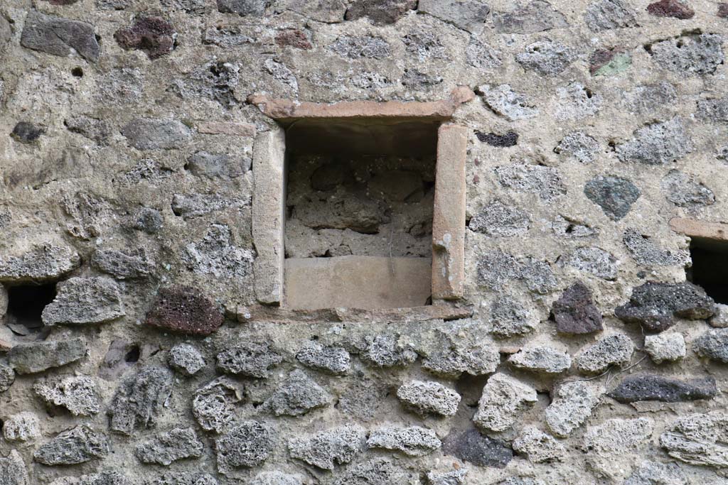 VI.9.1 Pompeii. December 2018. 
Room 18, niche or recess in south wall in the south-east corner of the garden area. Photo courtesy of Aude Durand.