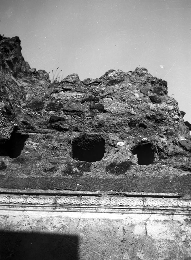 VI.9.1 Pompeii. W659. 
Room 19, with remains of stucco on east wall, next to doorway leading into room 15, triclinium.
Photo by Tatiana Warscher. Photo © Deutsches Archäologisches Institut, Abteilung Rom, Arkiv.