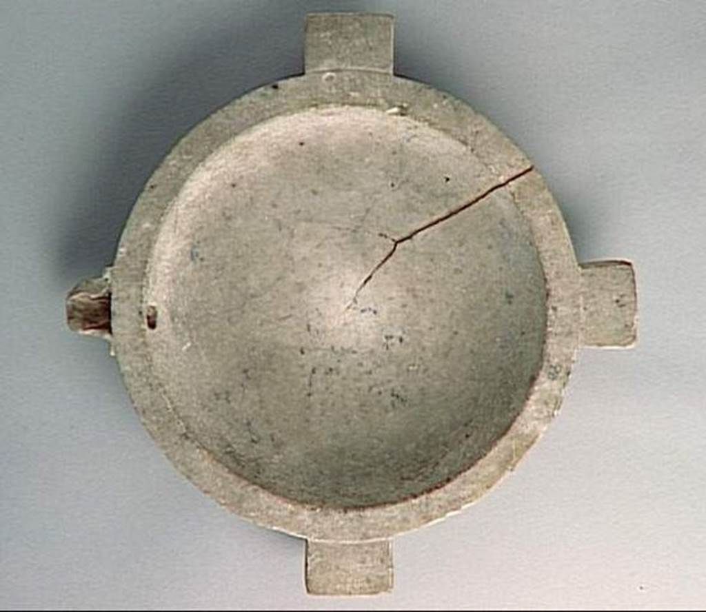 VI.9.1 Marble mortar.  Height 0.067m, diameter 0.32m.  OA 1860 Mortier, musée Condé, photo RMN © R.G. Ojeda