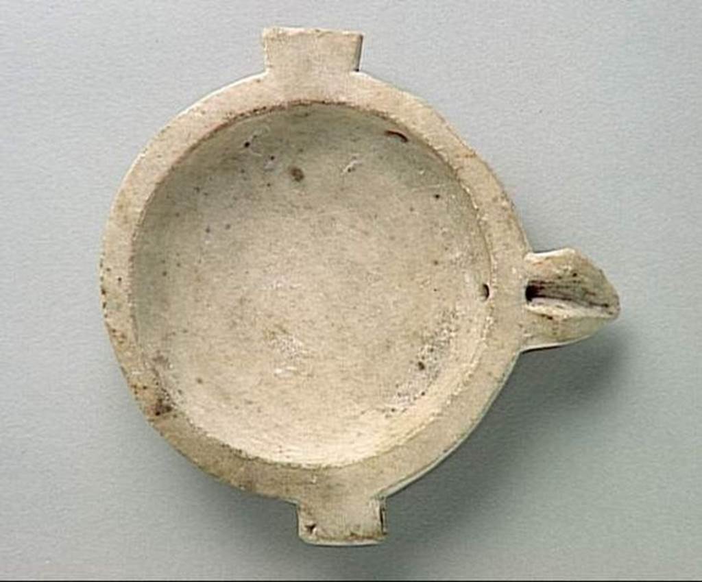 VI.9.1 Marble mortar.  Height 0.045m, diameter 0.175m.  OA 1861 Mortier, musée Condé, photo RMN © R.G. Ojeda
