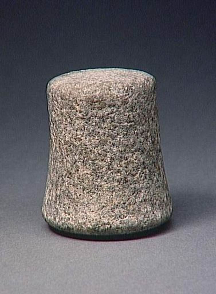 VI.9.1 Granite pestle.  Height 0.076m.  OA 1862 Pilon, musée Condé, photo RMN © R.G. Ojeda