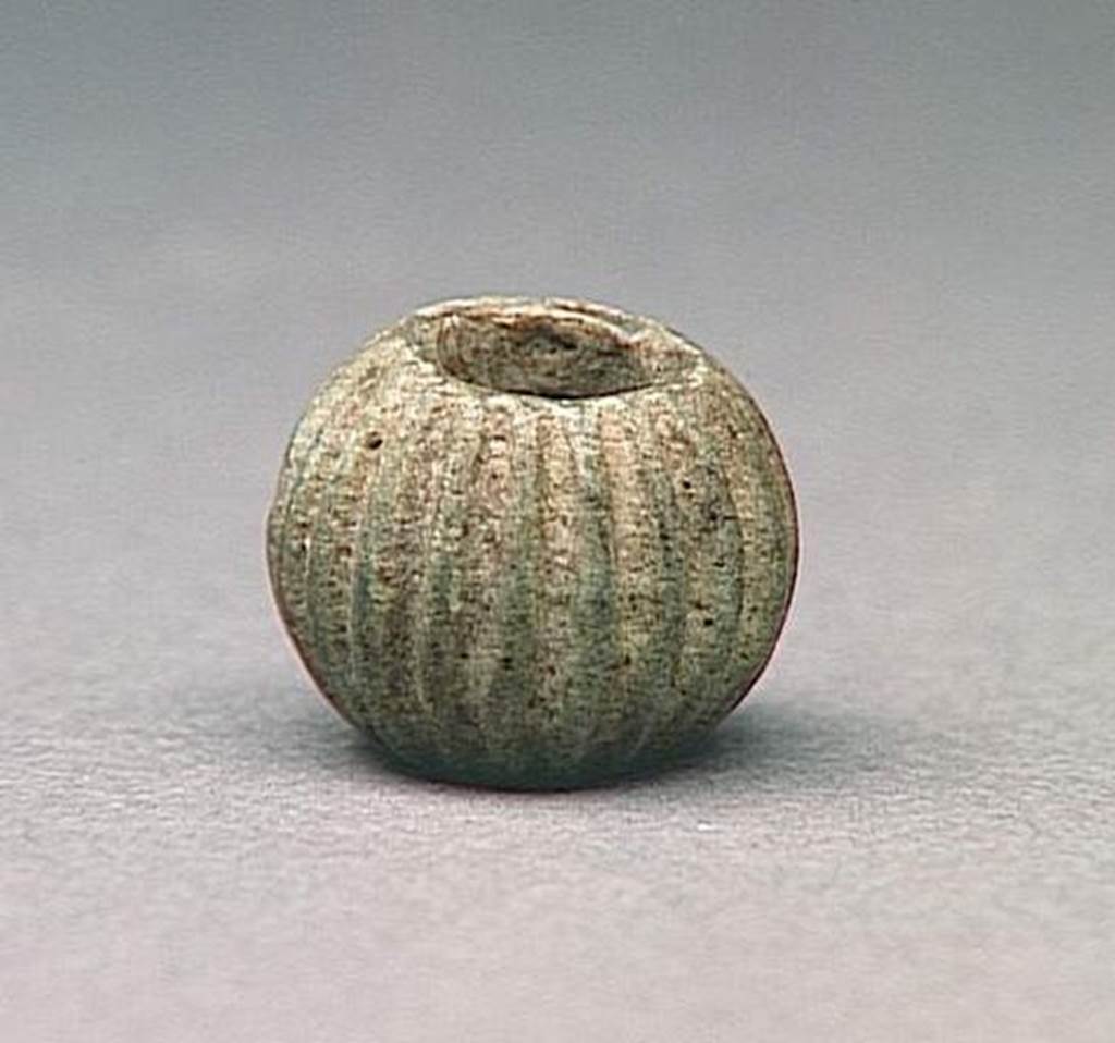 VI.9.1 Bead.  Height 0.012m.  OA 1864 Perle, musée Condé, photo RMN © R.G. Ojeda