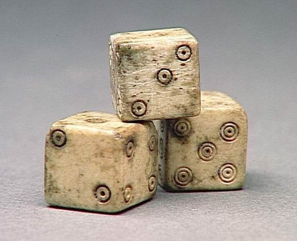 VI.9.1 Three bone or ivory dice.  Height 0.01m.  OA 1865- OA 1867 Trois dés, musée Condé, photo RMN © R.G. Ojeda
