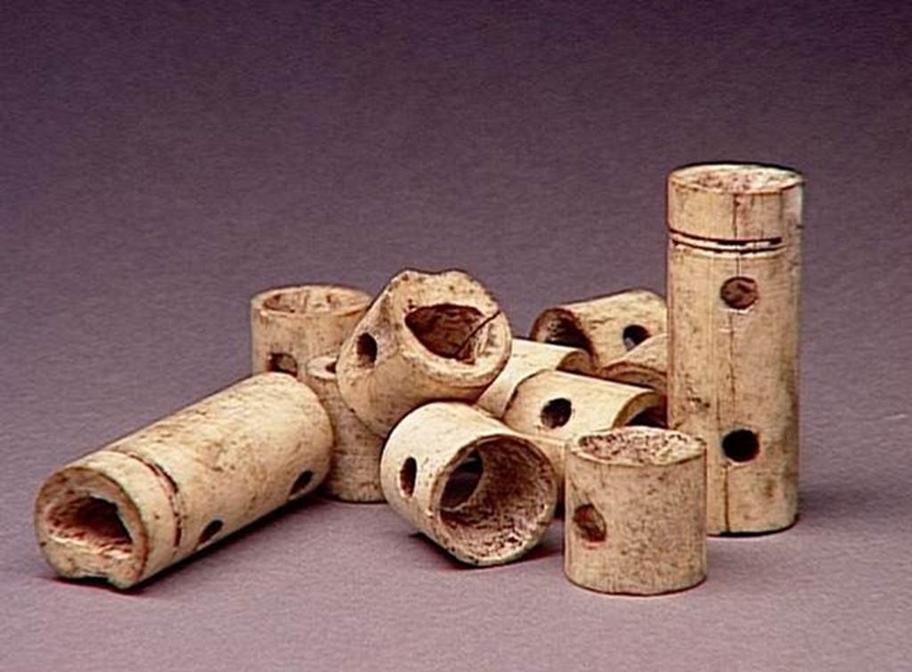 VI.9.1 Eleven bone hinges.   Length 0.015m to 0.02m.  OA 1869- OA 1879 Charnières, musée Condé, photo RMN © R.G. Ojeda