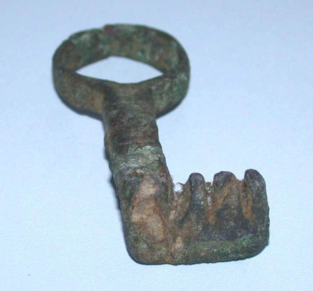 VI.9.1 Bronze key with three teeth, side 1.   Length 0.05m.  OA 2025 Clef, musée Condé, photo RMN © R.G. Ojeda
