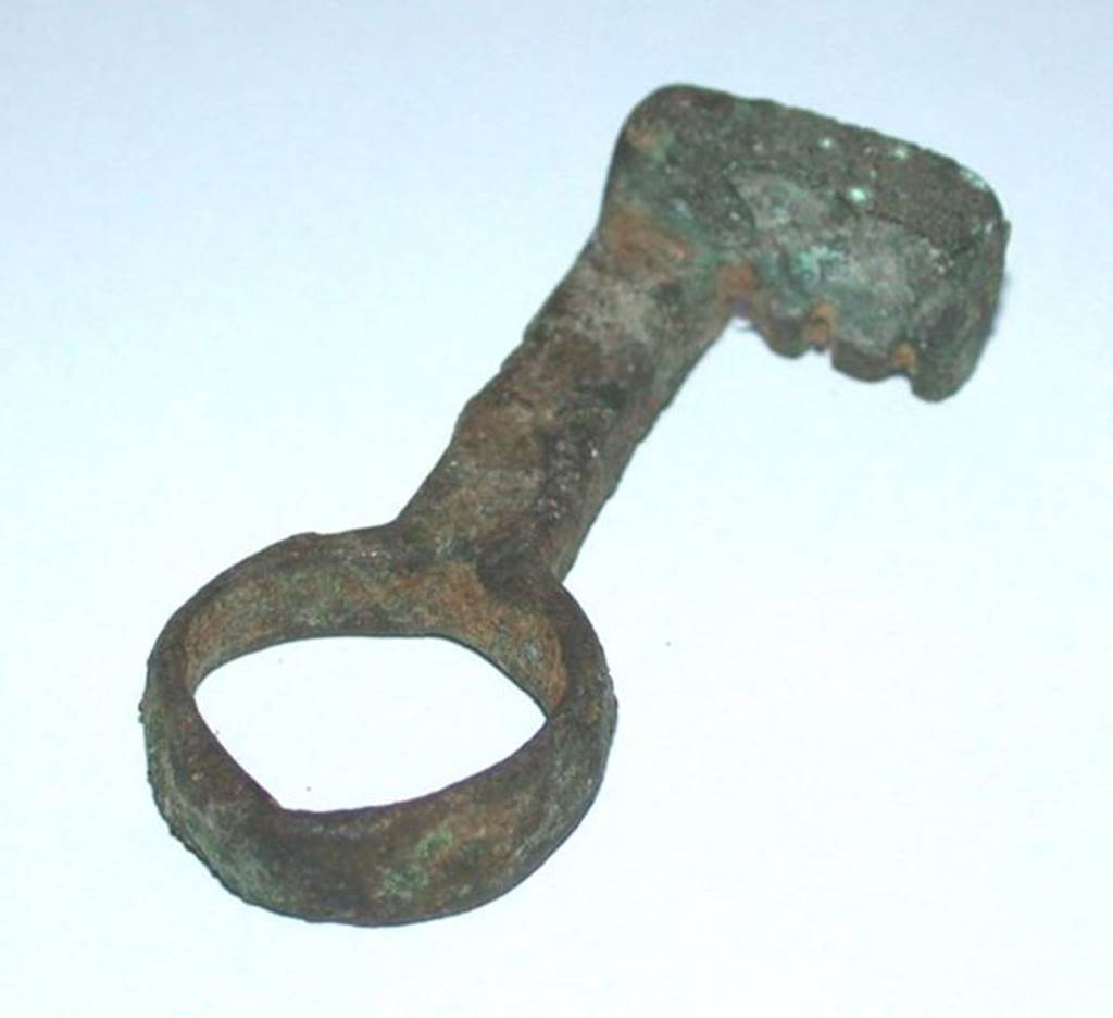 VI.9.1 Bronze key with three teeth, side 2.   Length 0.05m.  OA 2025 Clef, musée Condé, photo RMN © R.G. Ojeda
