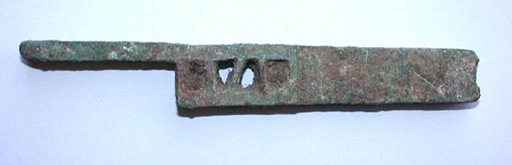 VI.9.1 Bronze cut out metal bolt, moving part of a lock. Side 2. OA 2026 Pêne en métal découpé, pièce mobile d'une serrure, musée Condé, photo RMN © R.G. Ojeda