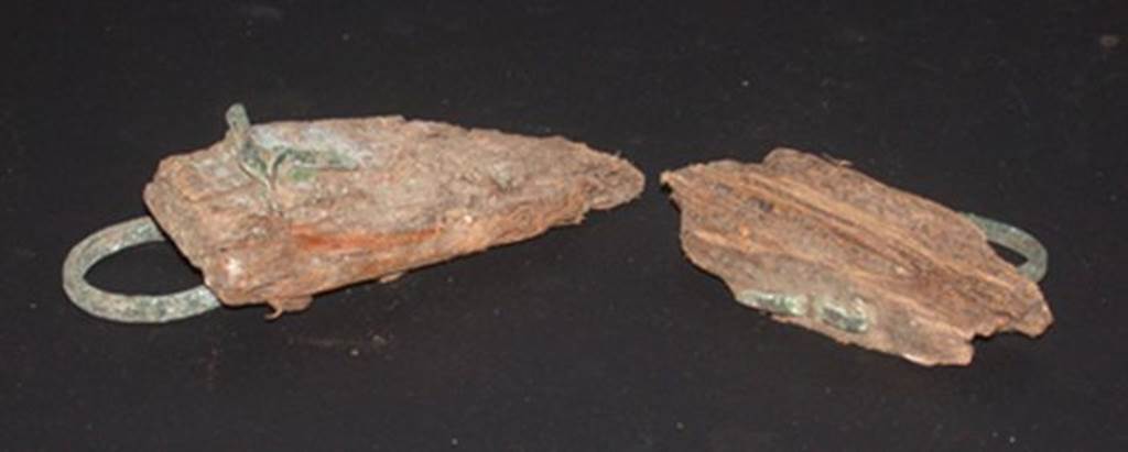 VI.9.1 Remains of wooden furniture with two bronze rings. View 2. OA 2027-2028 Eléments de mobilier : anneaux, musée Condé, photo RMN © R.G. Ojeda