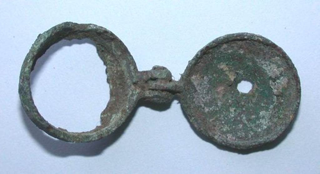 VI.9.1 Small bronze object with a mortise and a pin with a circular element whose bottom is torn off. Side 1. Height 0.008m, diameter 0.016m.  OA 2030 Petit élément articulé, musée Condé, photo RMN © R.G. Ojeda