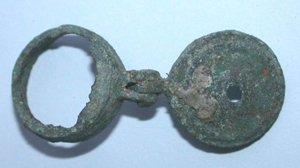 VI.9.1 Small bronze object with a mortise and a pin with a circular element whose bottom is torn off. Side 2. Height 0.008m, diameter 0.016m.  OA 2030 Petit élément articulé, musée Condé, photo RMN © R.G. Ojeda