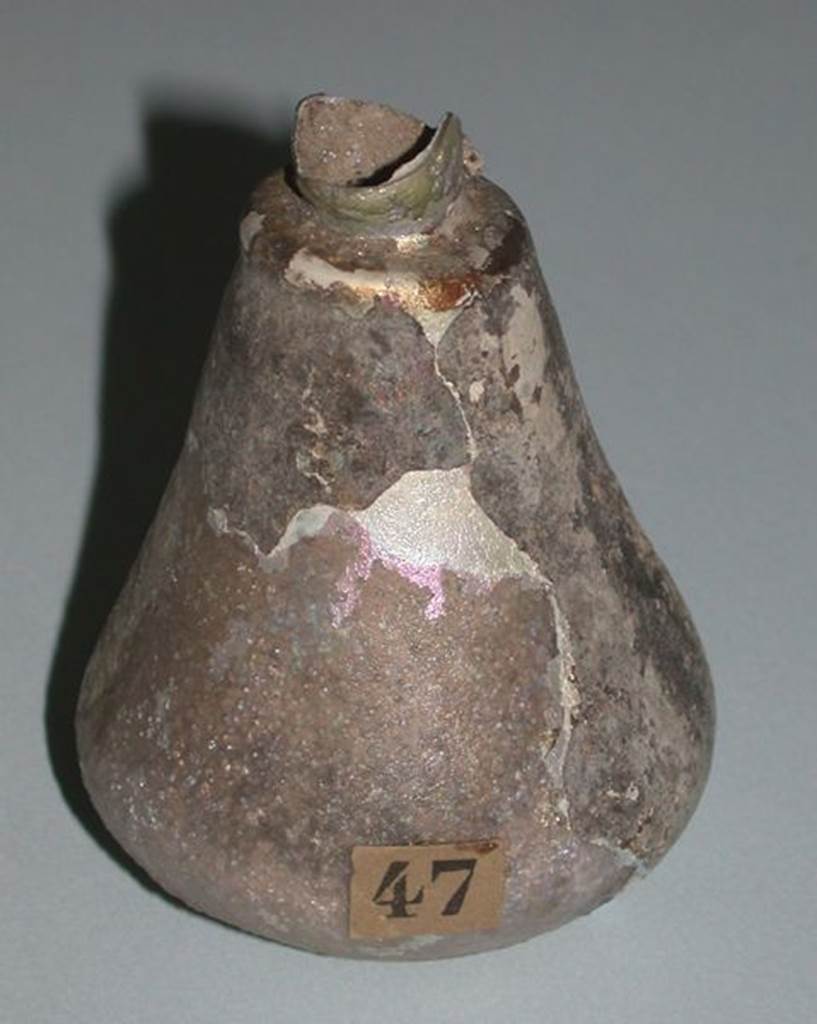 VI.9.1 Glass perfume bottle, view 1. Height 0.072m, diameter 0.048m.  OA 2800 Balsamaire, musée Condé, photo RMN © R.G. Ojeda