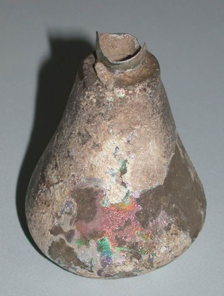VI.9.1 Glass perfume bottle, view 2. Height 0.072m, diameter 0.048m.  OA 2800 Balsamaire, musée Condé, photo RMN © R.G. Ojeda